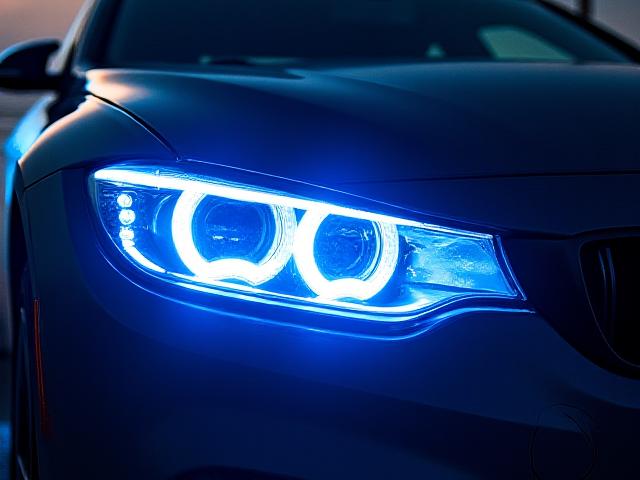 Phares de voiture modernes avec des LED personnalisées émettant une lumière bleue intense